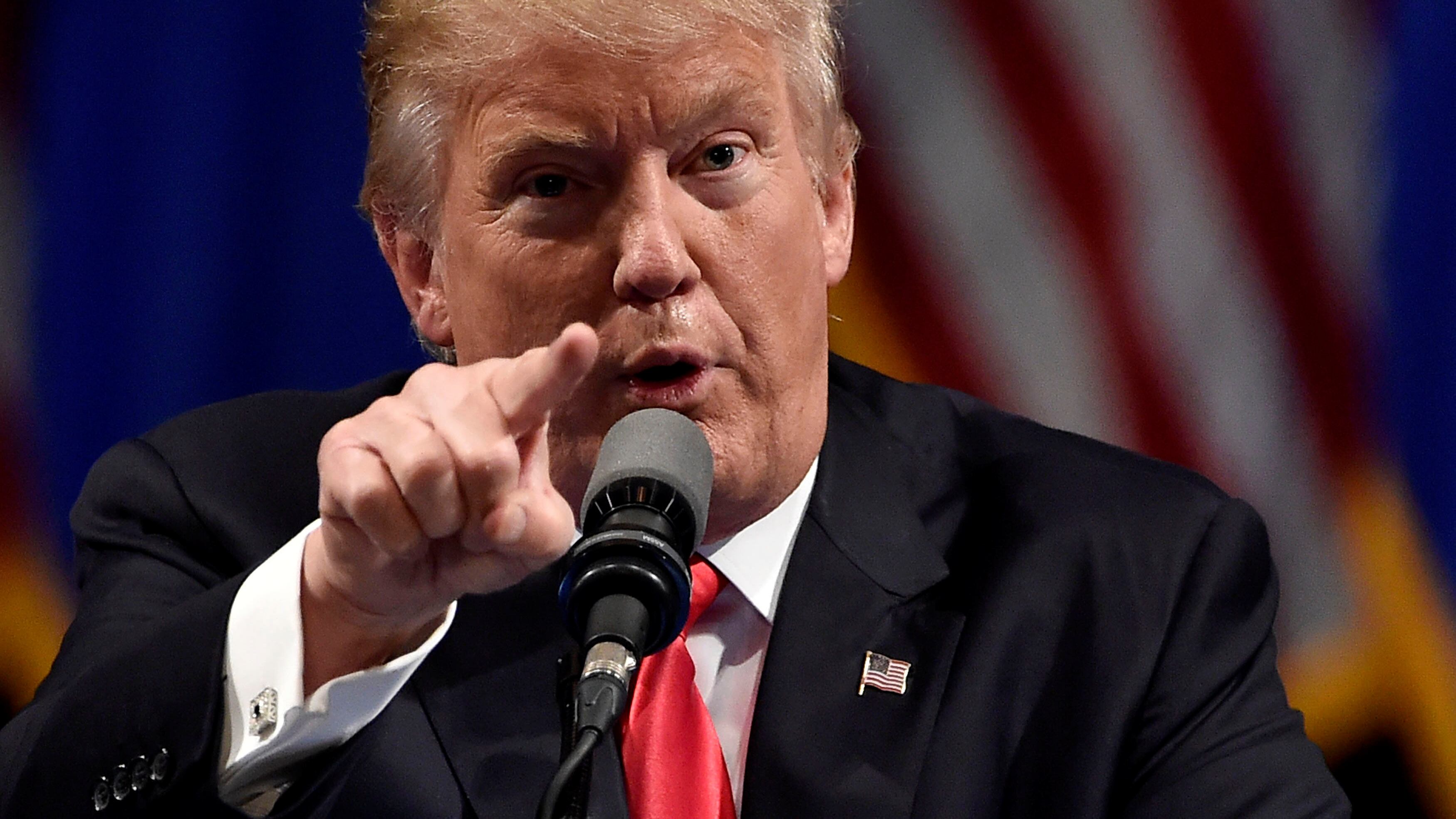 "Hillary Clinton è da fucilare". Bufera su consigliere di Trump
