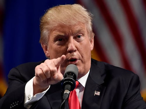 "Hillary Clinton è da fucilare". Bufera su consigliere di Trump