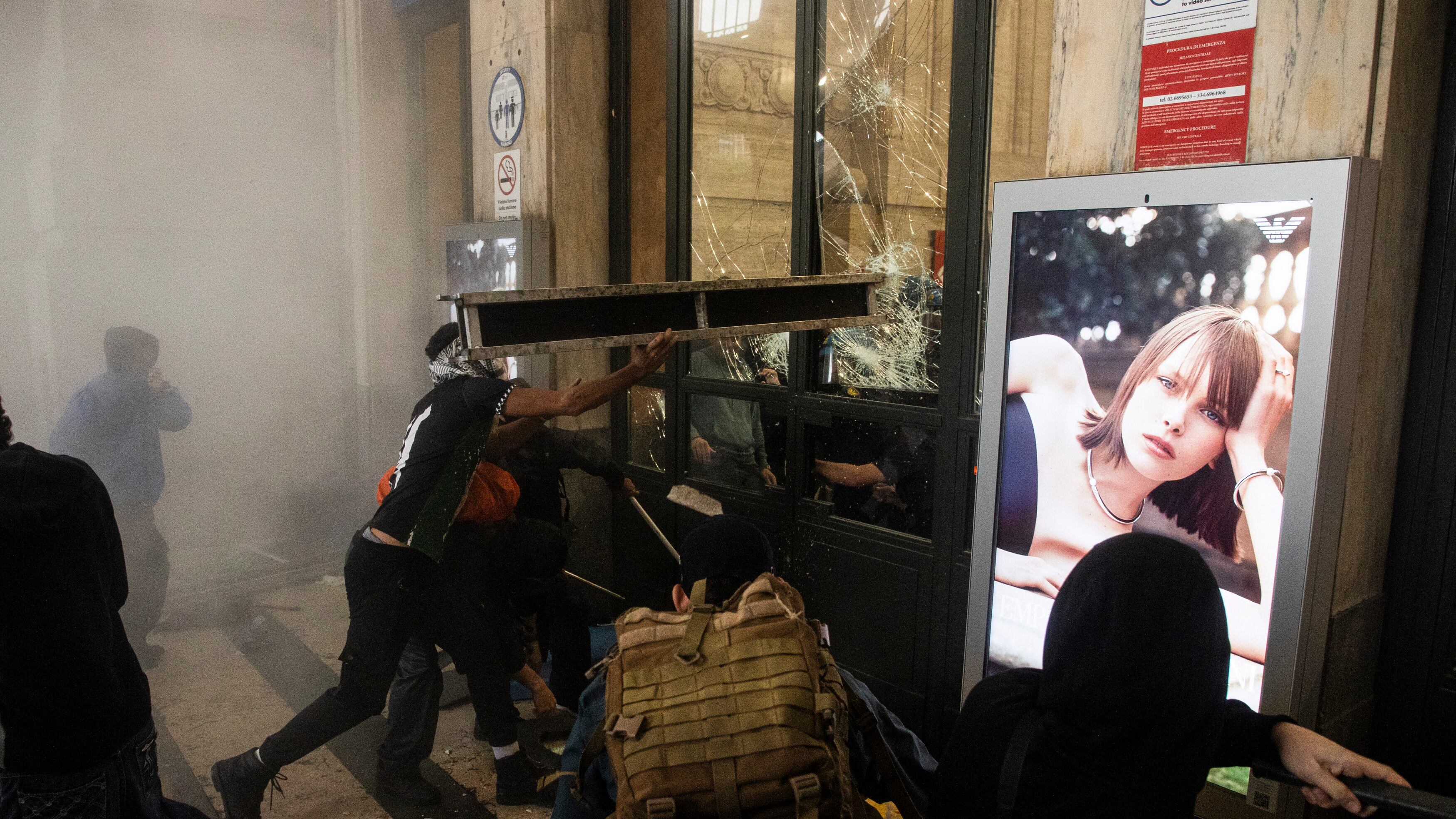 La piazza legittima, la violenza inaccettabile: il caso di Milano