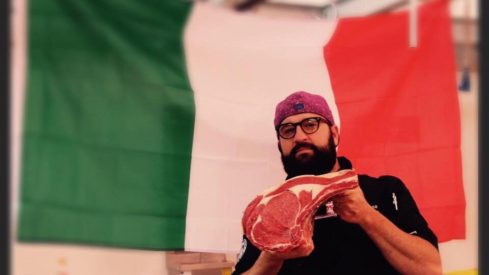 Blitz degli animalisti contro una macelleria di Grosseto: scritte e minacce con la bomboletta