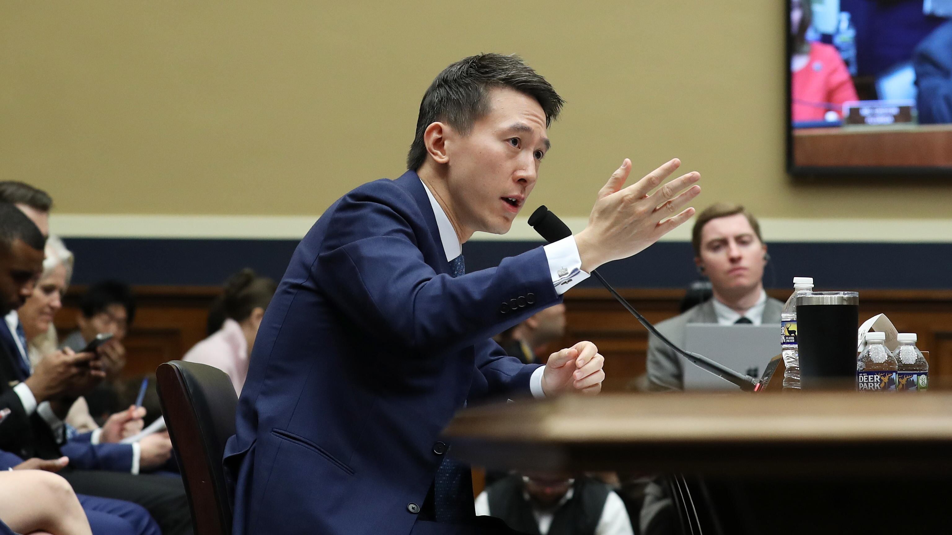 Il Congresso Usa torchia l'ad di TikTok. E lui ammette: "Alcuni dati ancora in Cina"