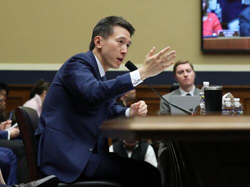 Il Congresso Usa torchia l'ad di TikTok. E lui ammette: "Alcuni dati ancora in Cina"
