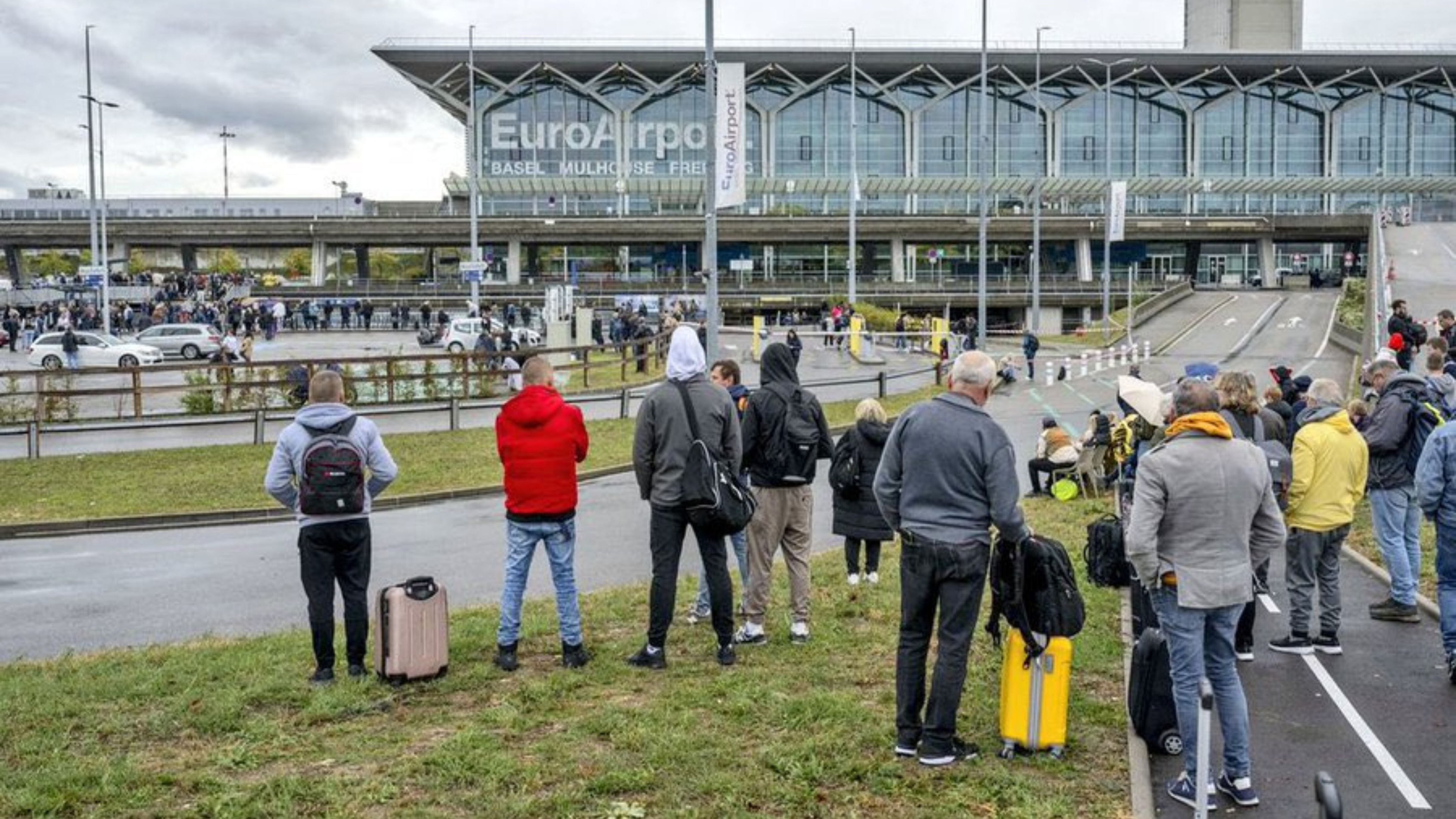 Basilea, aeroporto evacuato: allarme bomba su un volo per Parigi