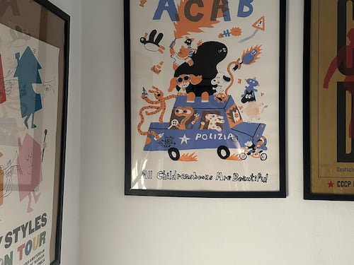 Ferrara, consigliera si collega con il poster Acab: "Vuol dire tutti i libri...". Ira dei poliziotti