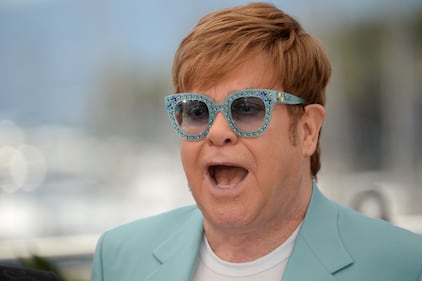 Elton John promuove "Rocket Man": foto 8