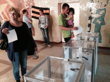 Donetsk, in fila per votare 5
