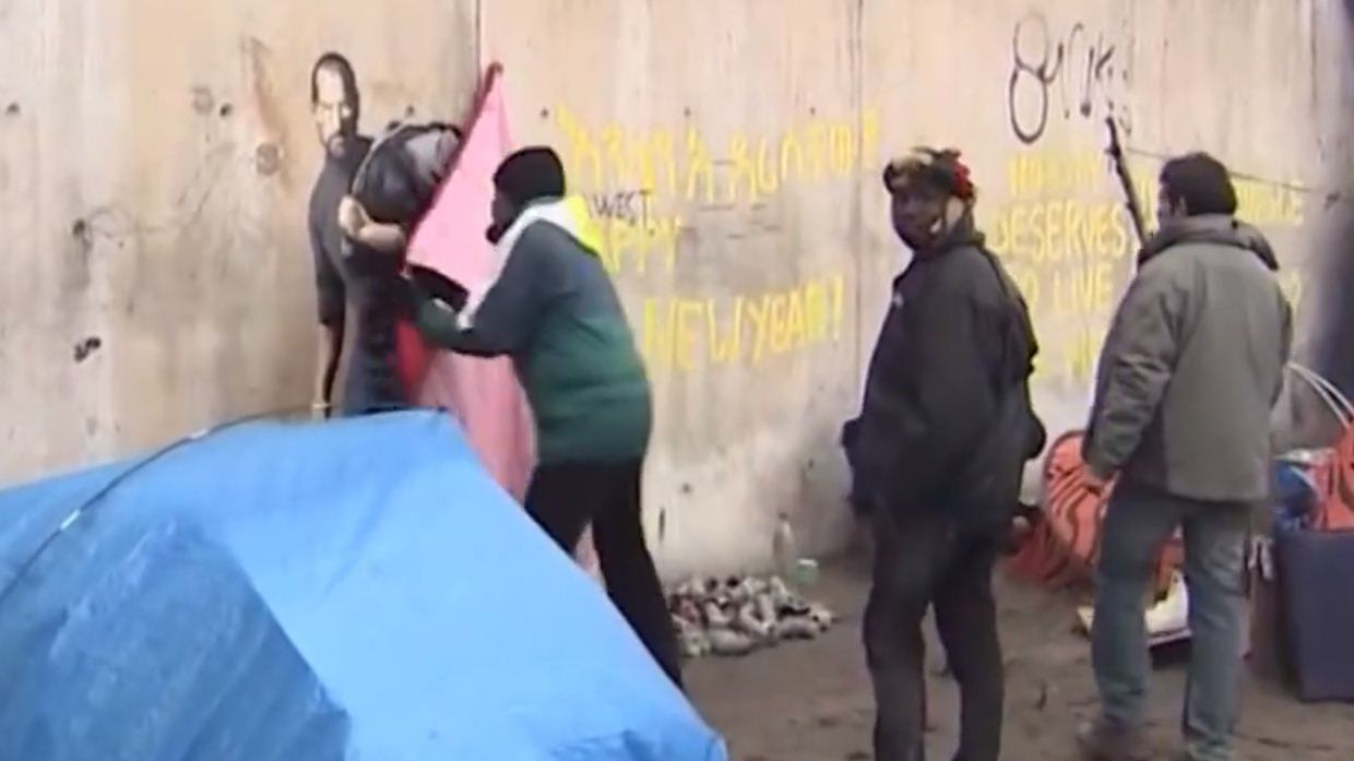 Gli immigrati di Calais abusano dell'arte di Banksy