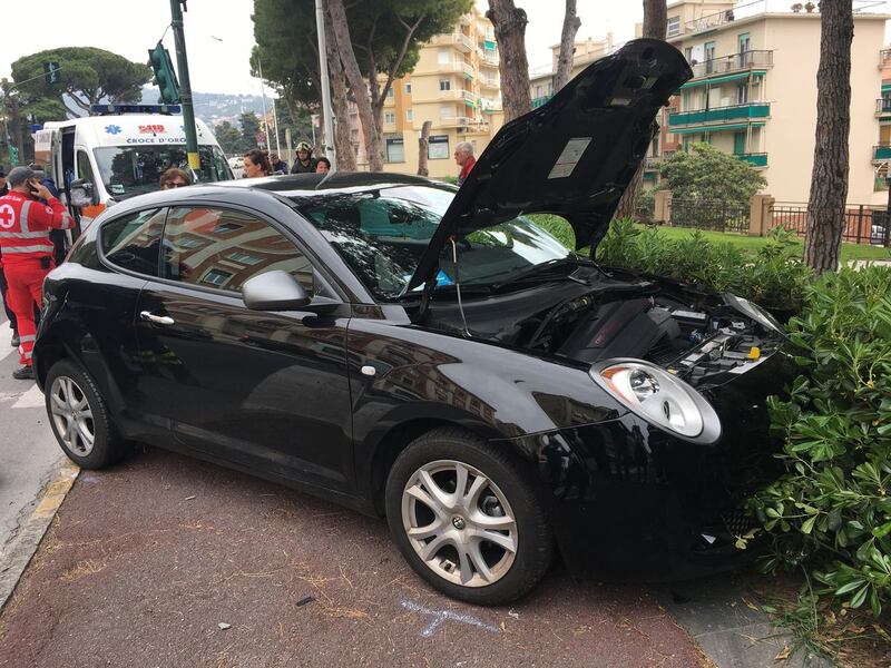Imperia, ambulanza si schianta contro un palo 7