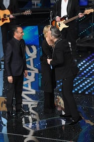 Sanremo 2017, Maria De Filippi e il bacio agli ospiti 23