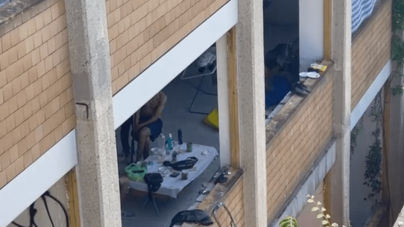 Il maxi palazzo abbandonato in balia dei clandestini