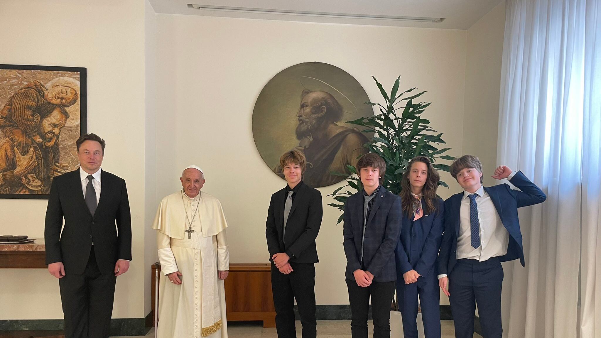 Elon Musk posta su Twitter la foto con i figli e Papa Francesco