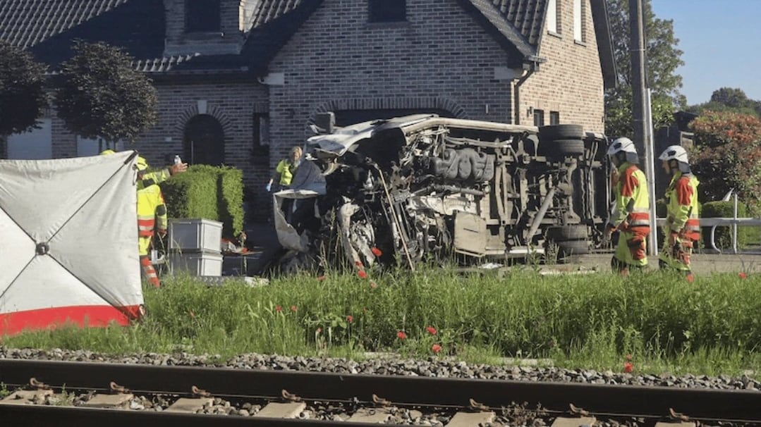 Belgio, scuolabus investito da un treno: morti due ragazzini, l'autista e un accompagnatore