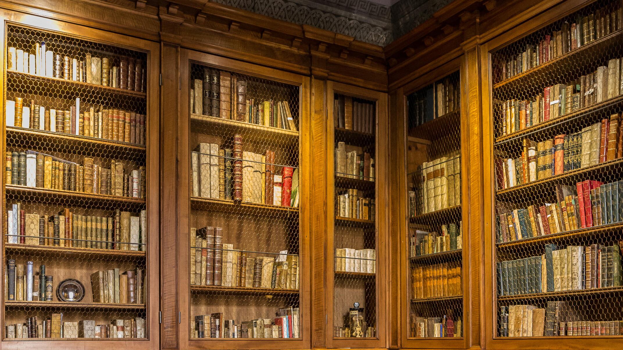 Mostri, pipe, libri diabolici. Nella stanza segreta del "prof" Umberto Eco