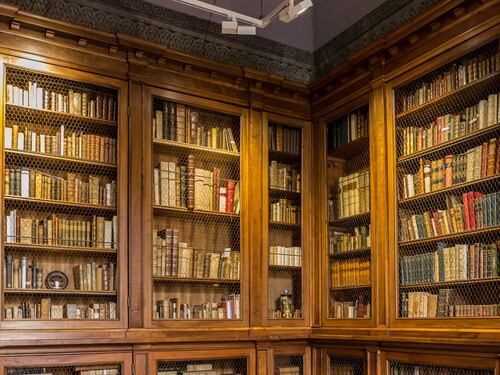 Mostri, pipe, libri diabolici. Nella stanza segreta del "prof" Umberto Eco