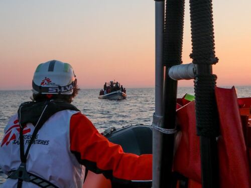 1215 migranti in un giorno. E Msf vuol portarcene altri 410