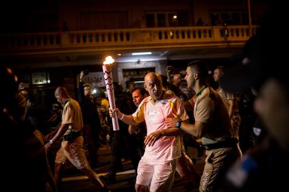 Rio, la corsa dei tedofori. E c'è pure Adriana Lima 3