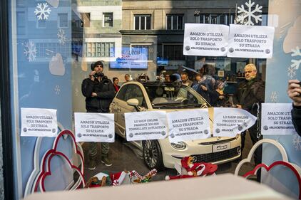 Manifestazione del Block Friday prende come bersaglio Amazon 7