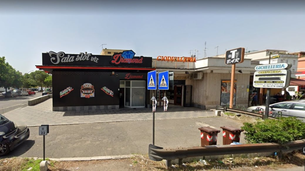 Armati di una mazza da hockey rapinano la sala slot