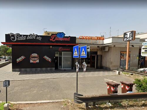 Armati di una mazza da hockey rapinano la sala slot
