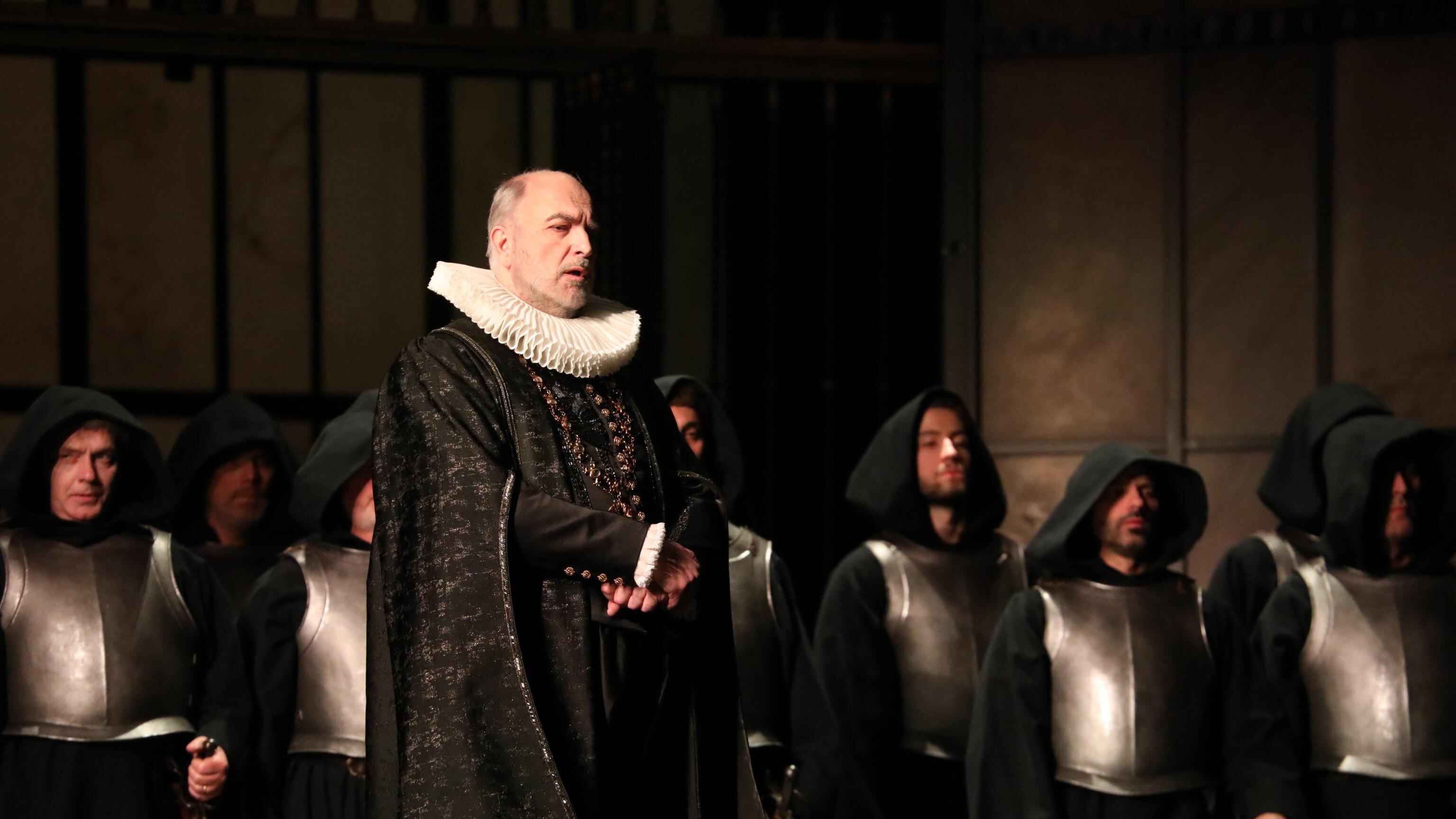 Malore per Pertusi che riesce a finire il "Don Carlo" (tra gli applausi)