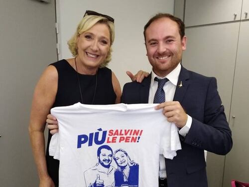 "Più Salvini e Le Pen. Per un'Europa migliore", la t-shirt che fa discutere