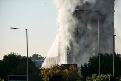 Grattacielo in fiamme a Londra 3