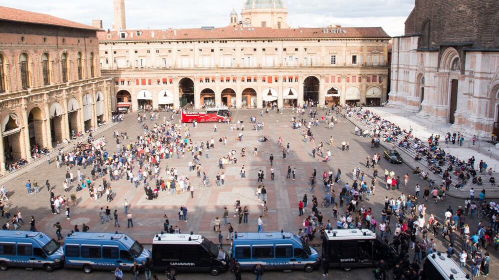 La polizia mette in gabbia Salvini per proteggerlo dai centri sociali
