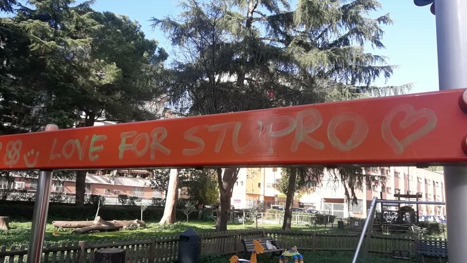 "Love for stupro", scritte choc in un parco giochi di Roma