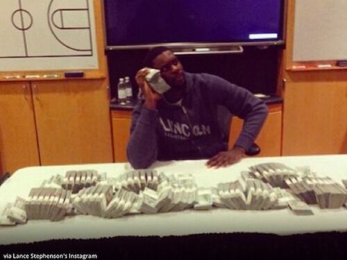 Posa con un milione di dollari in contanti, scandalo in Nba