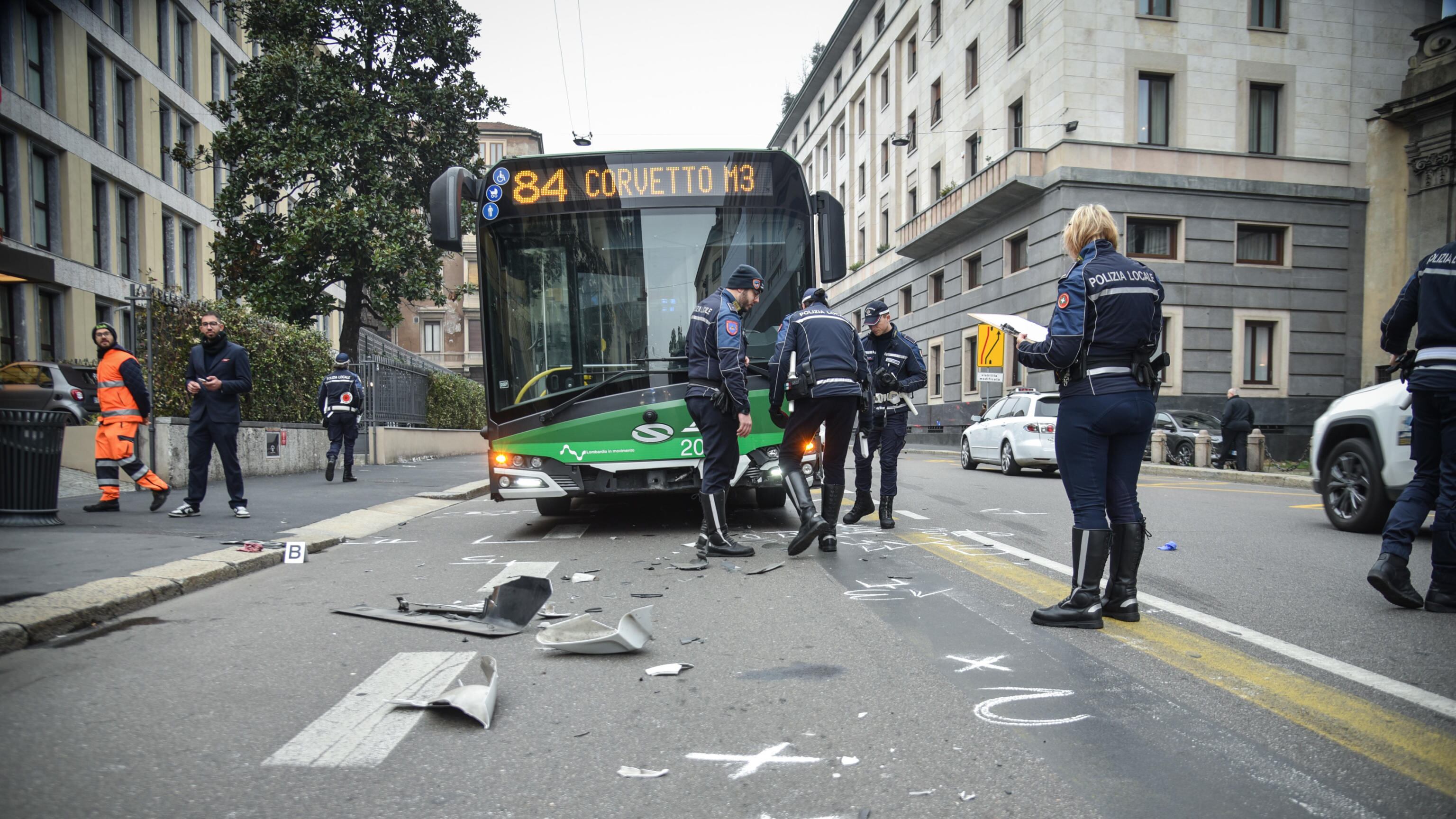 Incidente davanti all'Archivio di Stato: bus investe moto, quattro in ospedale
