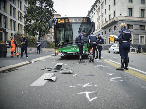 Incidente davanti all'Archivio di Stato: bus investe moto, quattro in ospedale