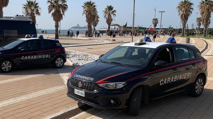 Abbandona i figli in spiaggia per ubriacarsi: denunciata