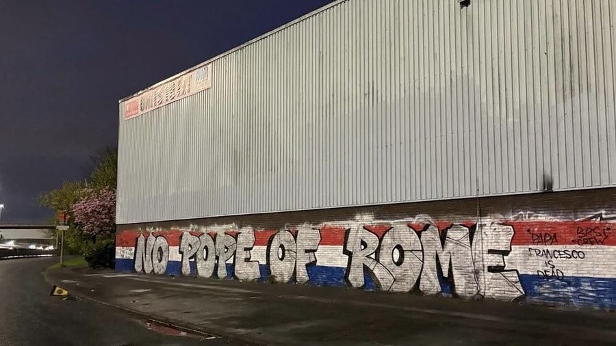 "No Pope of Rome". Lo fregio degli ultras dei Rangers contro Papa Francesco