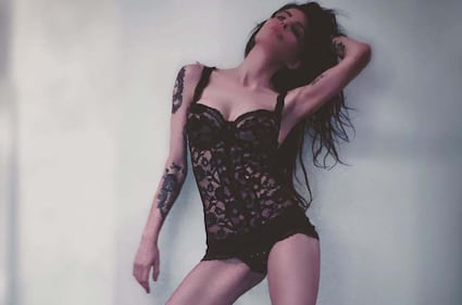 Nina Moric sexy in intimo su Facebook 1