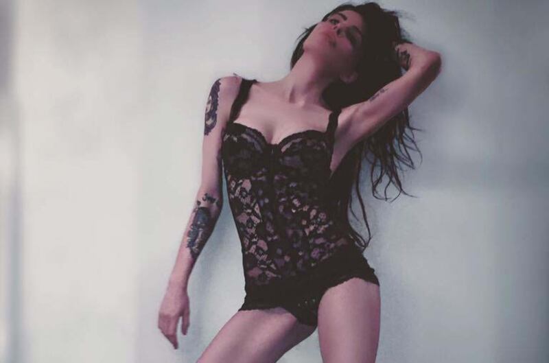 Nina Moric sexy in intimo su Facebook 1
