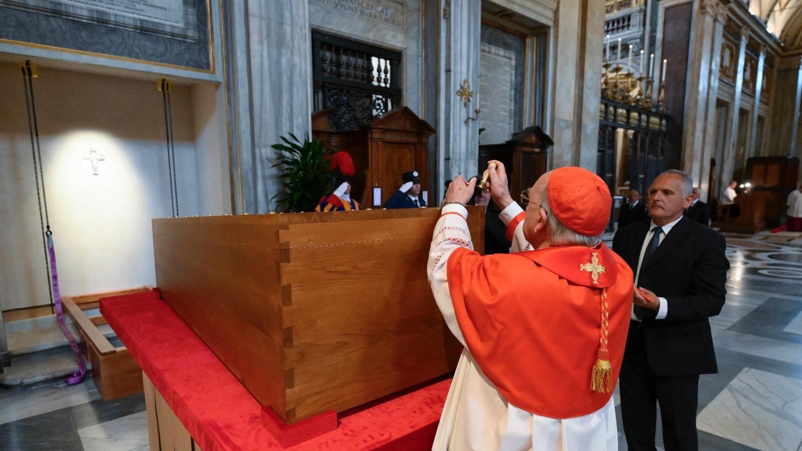 In 400 mila ai funerali di Francesco. Le foto della tumulazione a Santa Maria Maggiore