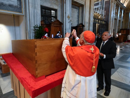 In 400 mila ai funerali di Francesco. Le foto della tumulazione a Santa Maria Maggiore