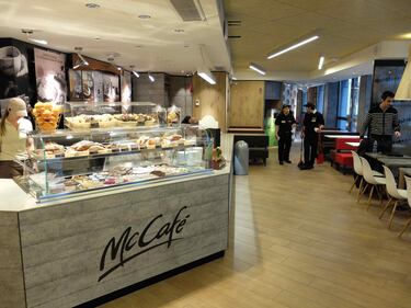 Coda a Milano davanti al nuovo McDonald's 3