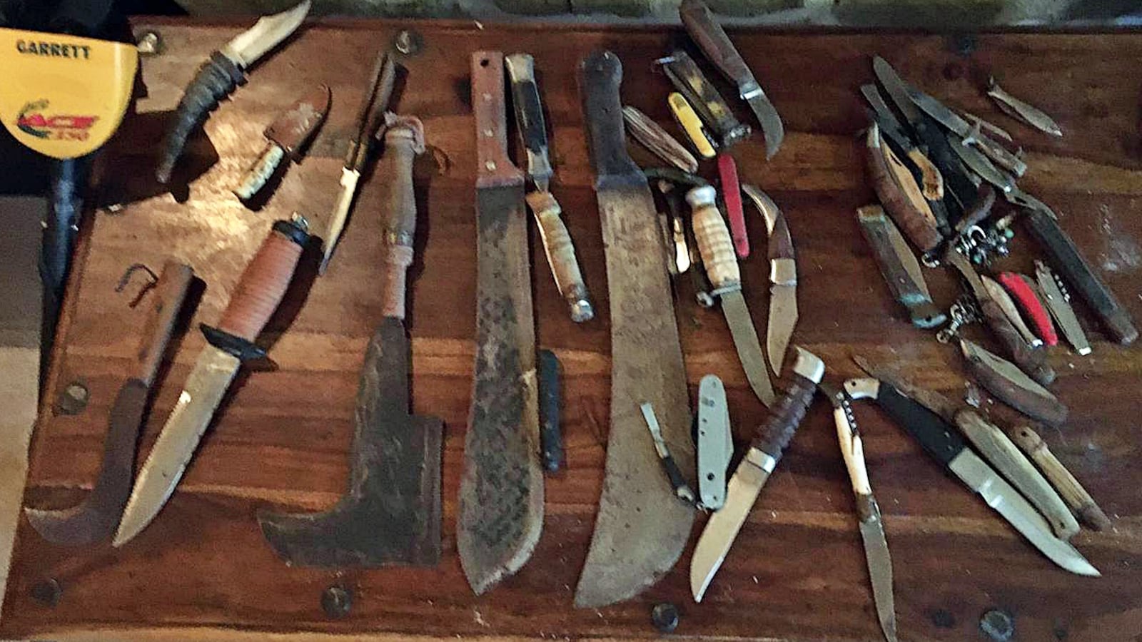 Arrestato nell'Imperiese con 33 coltelli e 3 machete
