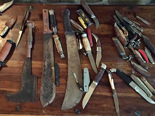 Arrestato nell'Imperiese con 33 coltelli e 3 machete