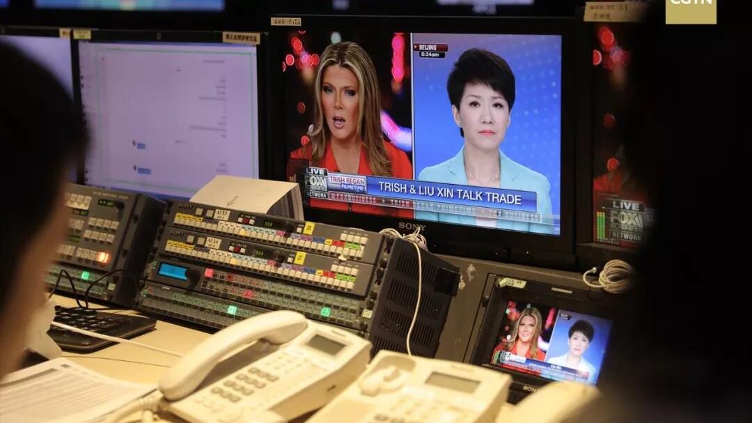Primo confronto televisivo tra una conduttrice cinese ed una americana