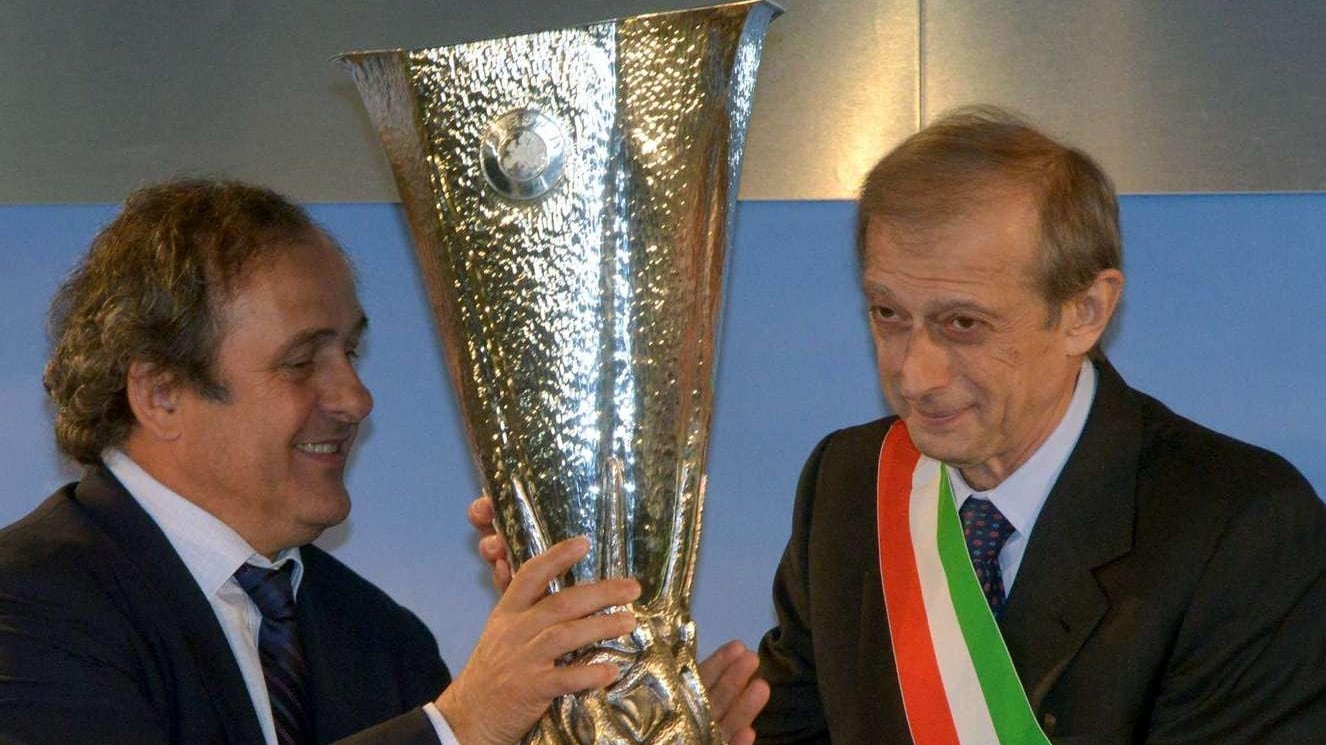 Platini porta la coppa in Italia: "E adesso costruite gli stadi"