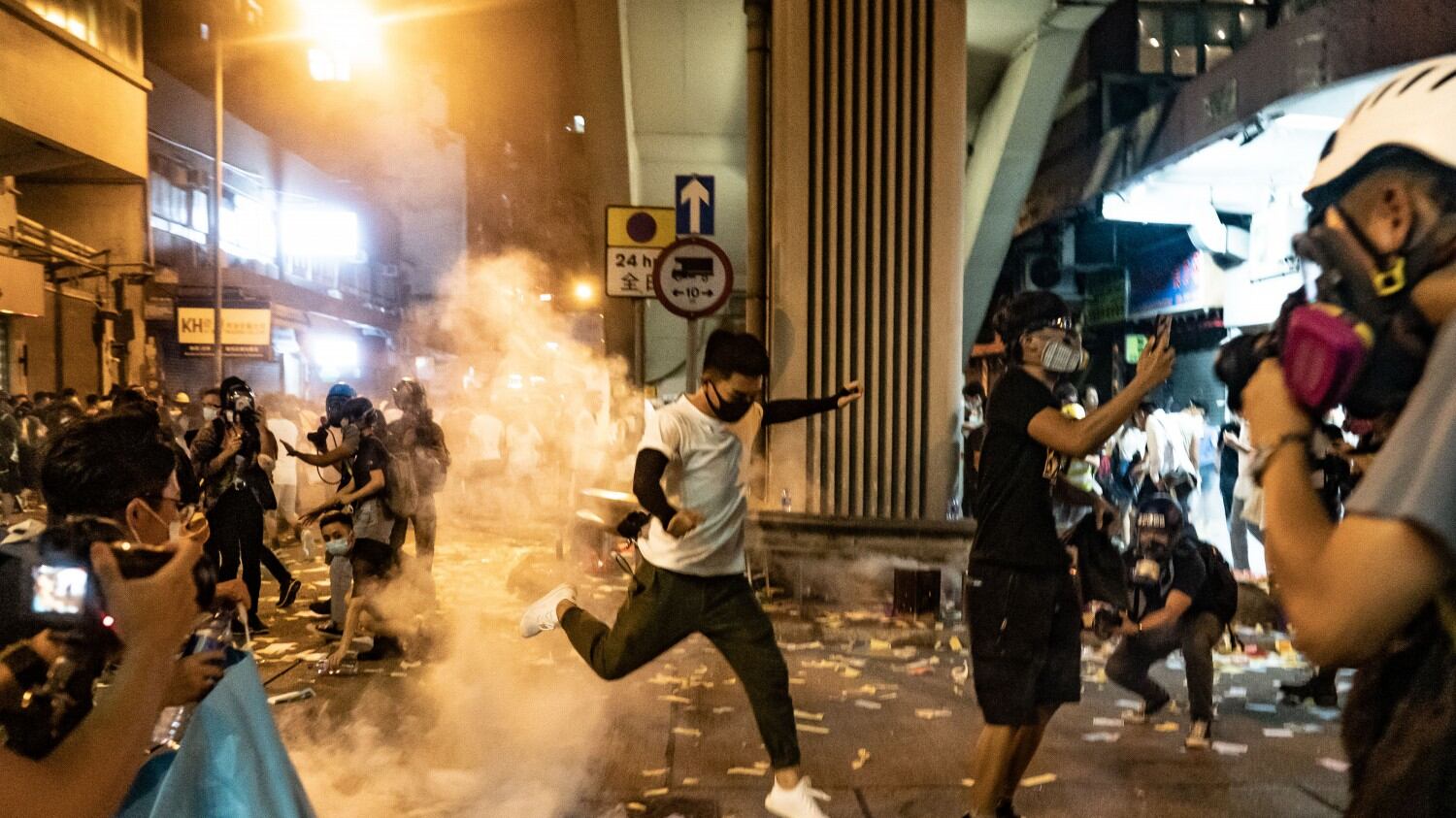 Ancora scontri a Hong Kong: la polizia carica i manifestanti