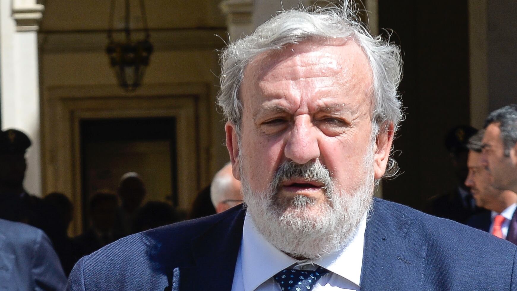 Emiliano cade sempre in piedi. E va al Senato