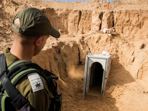 Tunnel, spie e commando. Una partita a scacchi giocata di nascosto per preparare la battaglia