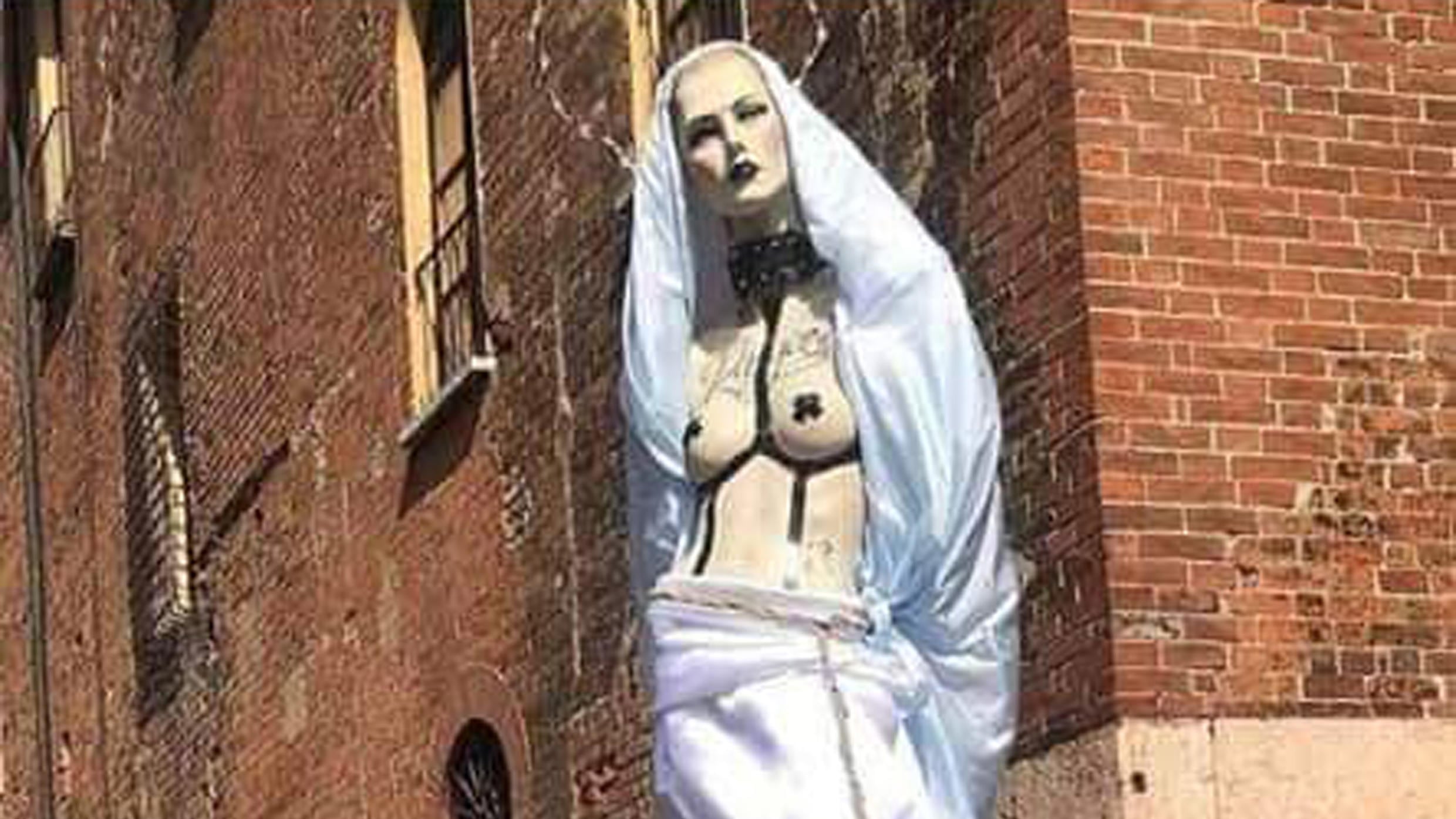 La Madonna in topless, l'ultimo sfregio blasfemo