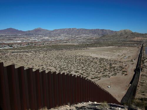 Usa, Congresso cancella finanziamenti per il muro con il Messico