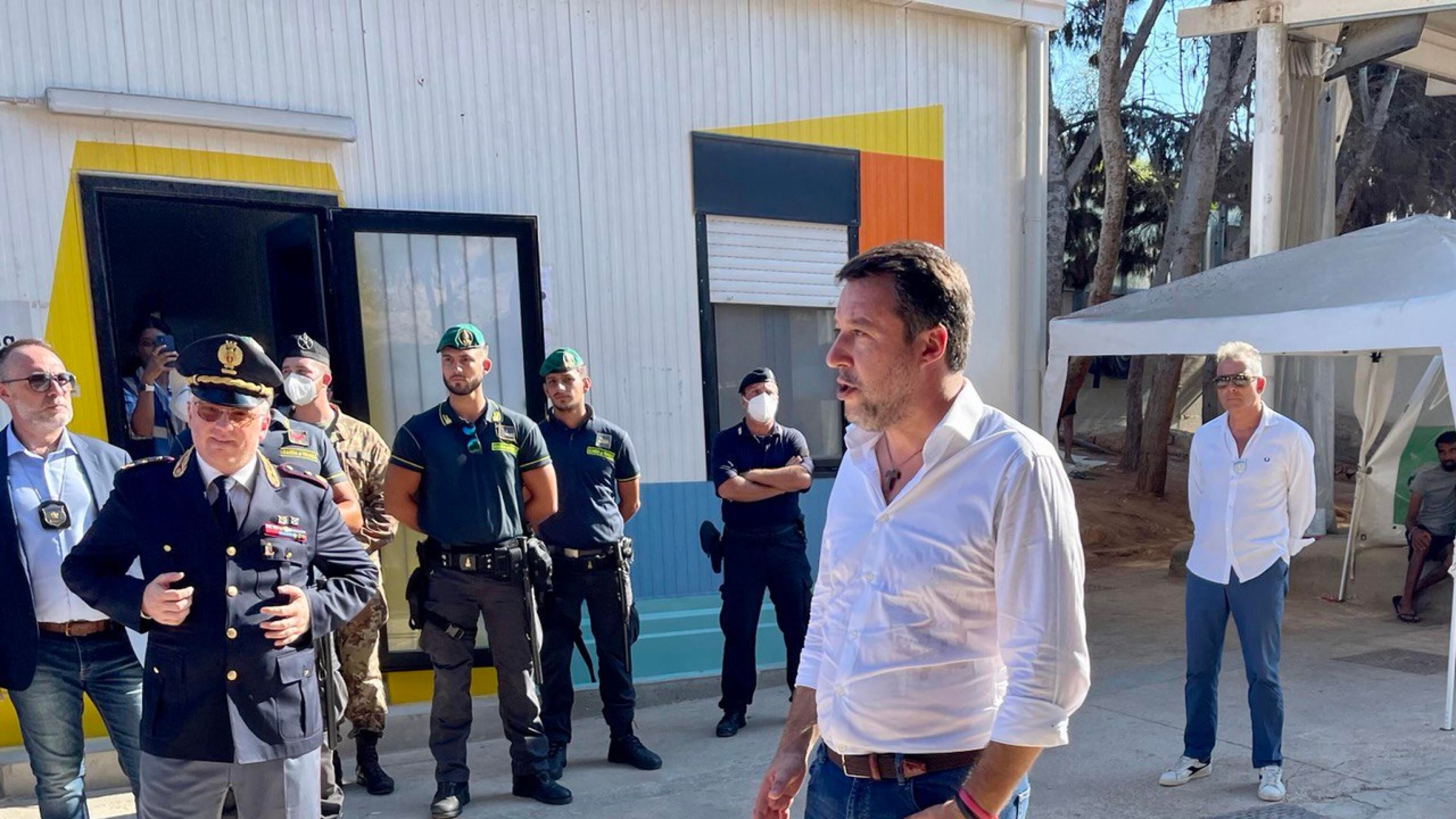 "Rifacciamo i decreti sicurezza e cambiamo il Viminale": Salvini prepara il dopo-Lamorgese