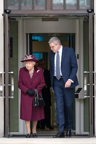 Il Principe Harry e la Regina Elisabetta II in foto 1