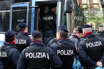 Milano, sgomberato il residence Cavezzali 16
